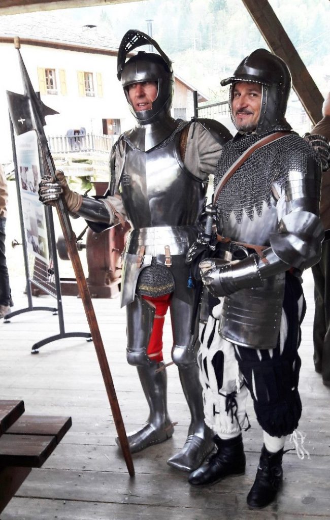 Patrick et Stéphane en armure - Les Amis de Bayard