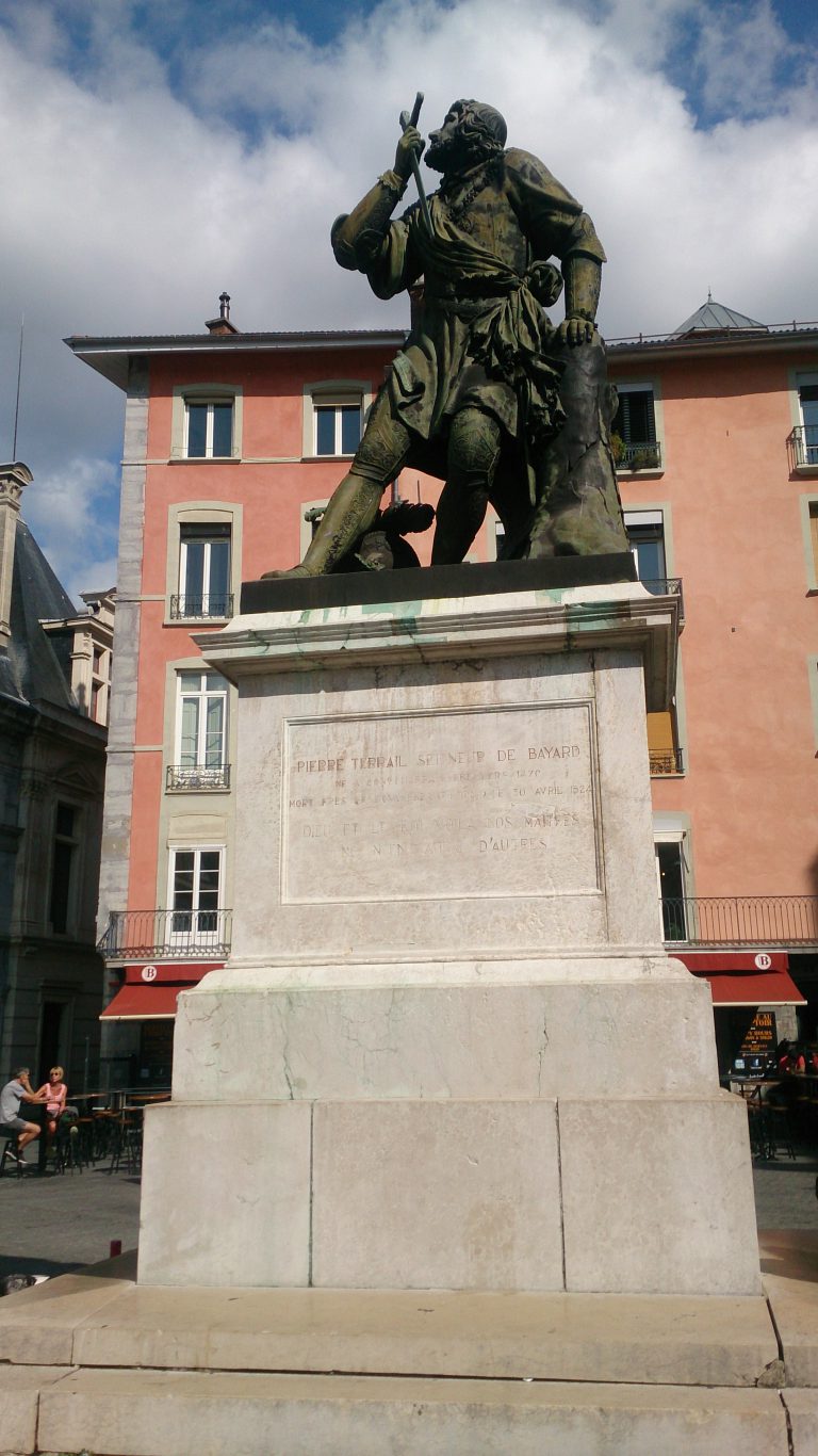 Hommages - statue Bayard Grenoble