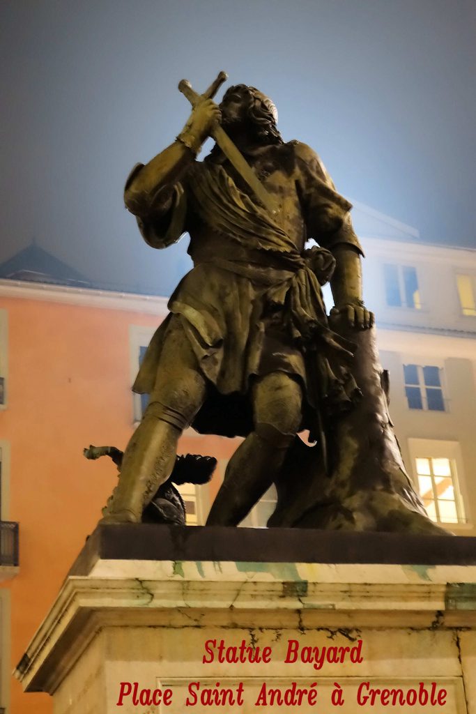 Hommages - statue Bayard Grenoble nuit -Les Amis de Bayard